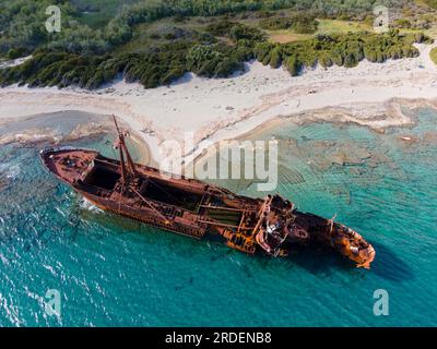 Drohnenschuss, Dimitrios Schiffswrack, Glyfada Beach, Selinitsa, Gythio, Githio, Gythion, Mani, Lakonia, Peloponnes, Griechenland Stockfoto