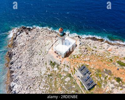 Drohnenschuss, Leuchtturm Akrotiri Tenaro am südlichsten Punkt des Peloponnes, Kap Matapan, Mani, Laconia, Peloponnes, Griechenland Stockfoto