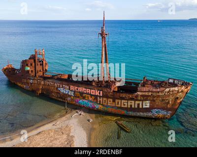 Drohnenschuss, Dimitrios Schiffswrack, Glyfada Beach, Selinitsa, Gythio, Githio, Gythion, Mani, Lakonia, Peloponnes, Griechenland Stockfoto