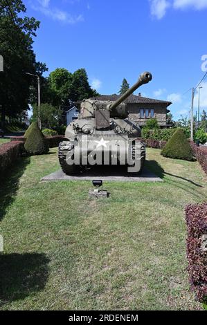 Vielsalm, Belgien. 02. Juli 2023. EIN US-AMERIKANISCHER M4A1 Shermans Hauptwaffenpanzer aus dem Zweiten Weltkrieg, errichtet als Denkmal in Vielsalm, Belgien, als Gedenkstätte, Denkmal zur Erinnerung an die Ardennenschlacht und die Befreiung der alliierten Truppen und als Symbol des Widerstands. Kredit: Horst Galuschka/dpa/Alamy Live News Stockfoto