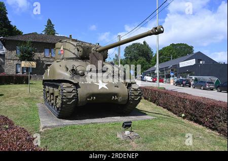 Vielsalm, Belgien. 02. Juli 2023. EIN US-AMERIKANISCHER M4A1 Shermans Hauptwaffenpanzer aus dem Zweiten Weltkrieg, errichtet als Denkmal in Vielsalm, Belgien, als Gedenkstätte, Denkmal zur Erinnerung an die Ardennenschlacht und die Befreiung der alliierten Truppen und als Symbol des Widerstands. Kredit: Horst Galuschka/dpa/Alamy Live News Stockfoto