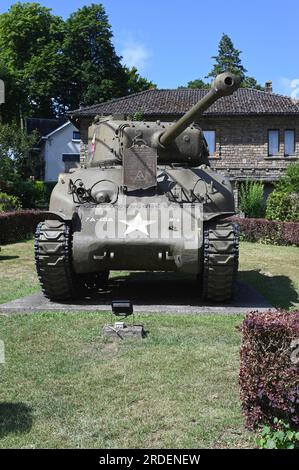 Vielsalm, Belgien. 02. Juli 2023. EIN US-AMERIKANISCHER M4A1 Shermans Hauptwaffenpanzer aus dem Zweiten Weltkrieg, errichtet als Denkmal in Vielsalm, Belgien, als Gedenkstätte, Denkmal zur Erinnerung an die Ardennenschlacht und die Befreiung der alliierten Truppen und als Symbol des Widerstands. Kredit: Horst Galuschka/dpa/Alamy Live News Stockfoto