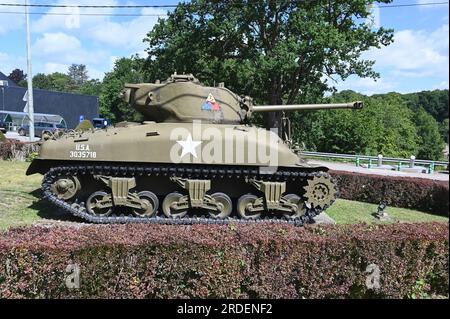 Vielsalm, Belgien. 02. Juli 2023. EIN US-AMERIKANISCHER M4A1 Shermans Hauptwaffenpanzer aus dem Zweiten Weltkrieg, errichtet als Denkmal in Vielsalm, Belgien, als Gedenkstätte, Denkmal zur Erinnerung an die Ardennenschlacht und die Befreiung der alliierten Truppen und als Symbol des Widerstands. Kredit: Horst Galuschka/dpa/Alamy Live News Stockfoto