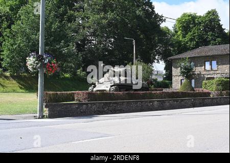 Vielsalm, Belgien. 02. Juli 2023. EIN US-AMERIKANISCHER M4A1 Shermans Hauptwaffenpanzer aus dem Zweiten Weltkrieg, errichtet als Denkmal in Vielsalm, Belgien, als Gedenkstätte, Denkmal zur Erinnerung an die Ardennenschlacht und die Befreiung der alliierten Truppen und als Symbol des Widerstands. Kredit: Horst Galuschka/dpa/Alamy Live News Stockfoto