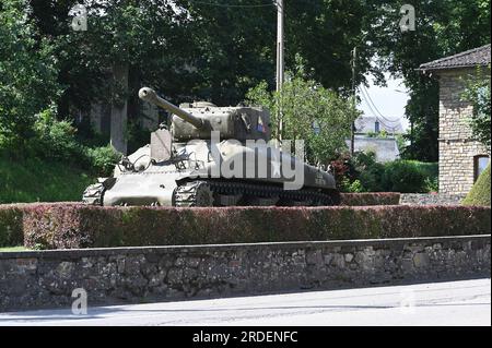 Vielsalm, Belgien. 02. Juli 2023. EIN US-AMERIKANISCHER M4A1 Shermans Hauptwaffenpanzer aus dem Zweiten Weltkrieg, errichtet als Denkmal in Vielsalm, Belgien, als Gedenkstätte, Denkmal zur Erinnerung an die Ardennenschlacht und die Befreiung der alliierten Truppen und als Symbol des Widerstands. Kredit: Horst Galuschka/dpa/Alamy Live News Stockfoto