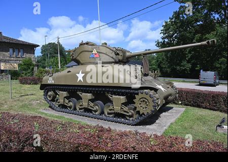 Vielsalm, Belgien. 02. Juli 2023. EIN US-AMERIKANISCHER M4A1 Shermans Hauptwaffenpanzer aus dem Zweiten Weltkrieg, errichtet als Denkmal in Vielsalm, Belgien, als Gedenkstätte, Denkmal zur Erinnerung an die Ardennenschlacht und die Befreiung der alliierten Truppen und als Symbol des Widerstands. Kredit: Horst Galuschka/dpa/Alamy Live News Stockfoto