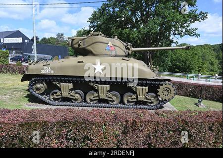 Vielsalm, Belgien. 02. Juli 2023. EIN US-AMERIKANISCHER M4A1 Shermans Hauptwaffenpanzer aus dem Zweiten Weltkrieg, errichtet als Denkmal in Vielsalm, Belgien, als Gedenkstätte, Denkmal zur Erinnerung an die Ardennenschlacht und die Befreiung der alliierten Truppen und als Symbol des Widerstands. Kredit: Horst Galuschka/dpa/Alamy Live News Stockfoto