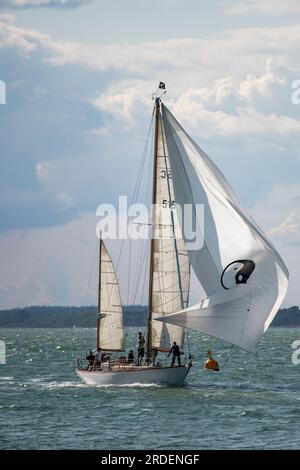 Klassische Yacht Rinamara Segel Nummer 515C von cowes auf der Isle of wight mit Spinnaker Segel in der Nähe von egypt Point. Klassische Yachtwoche, cowes. Stockfoto