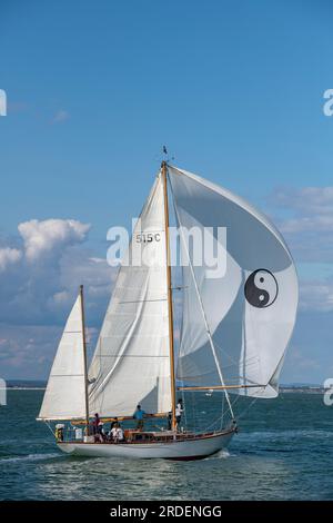 Klassische Yacht Rinamara Segel Nummer 515C von cowes auf der Isle of wight mit Spinnaker Segel in der Nähe von egypt Point. Klassische Yachtwoche, cowes. Stockfoto