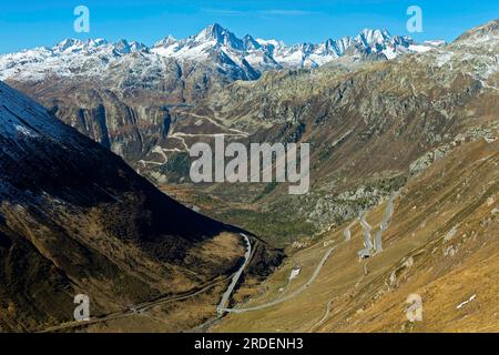 Am Ursprung des Rhone-Tals mit den Bergstraßen zum Furka-Pass, vor und zum Grimsel-Pass, Gipfel Finsteraarhorn und Stockfoto