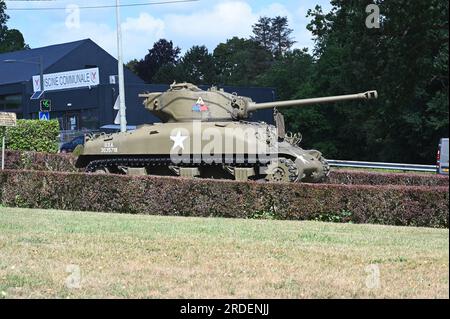 Vielsalm, Belgien. 02. Juli 2023. EIN US-AMERIKANISCHER M4A1 Shermans Hauptwaffenpanzer aus dem Zweiten Weltkrieg, errichtet als Denkmal in Vielsalm, Belgien, als Gedenkstätte, Denkmal zur Erinnerung an die Ardennenschlacht und die Befreiung der alliierten Truppen und als Symbol des Widerstands. Kredit: Horst Galuschka/dpa/Alamy Live News Stockfoto