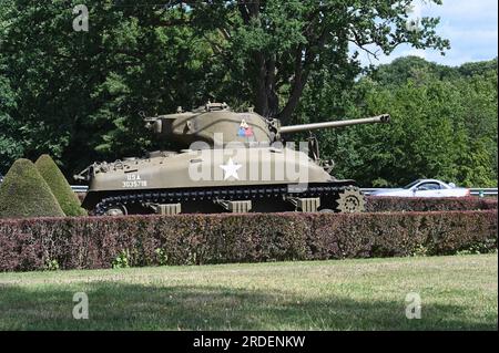 Vielsalm, Belgien. 02. Juli 2023. EIN US-AMERIKANISCHER M4A1 Shermans Hauptwaffenpanzer aus dem Zweiten Weltkrieg, errichtet als Denkmal in Vielsalm, Belgien, als Gedenkstätte, Denkmal zur Erinnerung an die Ardennenschlacht und die Befreiung der alliierten Truppen und als Symbol des Widerstands. Kredit: Horst Galuschka/dpa/Alamy Live News Stockfoto