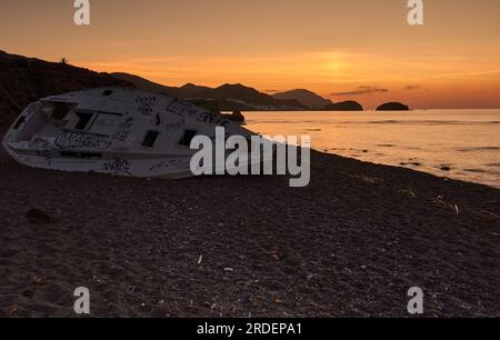 Sonnenaufgang am Strand von Los Escullos mit Blick auf La Isleta Stockfoto