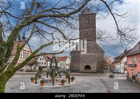 Stadtkirche, vor einem dekorierten Osterbrunnen, Waldenburg, Baden-Württemberg, Deutschland Stockfoto