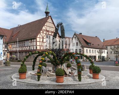 Geschmückter Osterbrunnen, Rathaus im Hintergrund, Waldenburg, Baden-Württemberg, Deutschland Stockfoto