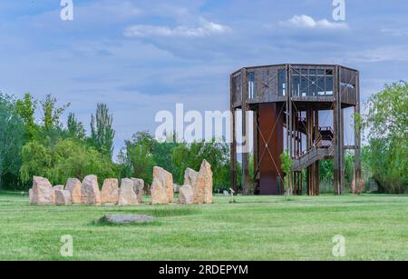 05 03 2021 Zaragoza, Spanien, Blick auf das Observatorium und die Steine, die sich an einem bewölkten Tag im Naturschutzgebiet Los Galachos de La Alfr im Kreis stapeln Stockfoto