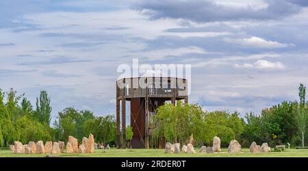 05 03 2021 Zaragoza, Spanien, Blick auf das Observatorium und die Steine, die sich an einem bewölkten Tag im Naturschutzgebiet Los Galachos de La im Kreis stapeln Stockfoto