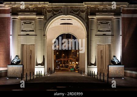 Menin Gate in der Dämmerung Ypern Westflandern Belgien Stockfoto