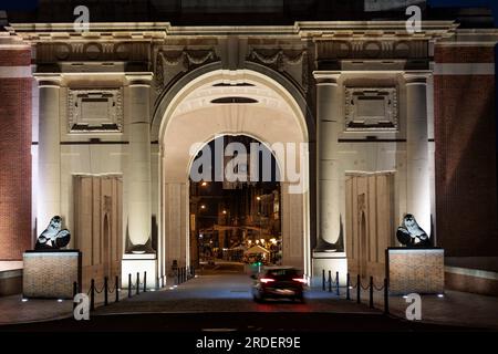 Menin Gate in der Dämmerung Ypern Westflandern Belgien Stockfoto