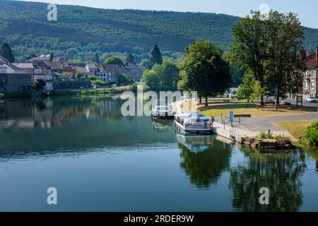 Boote auf der Maas MONTHERME Charleville-Mezieres Ardennes Grand Est Frankreich Stockfoto