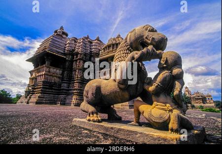 Wächter der Löwen am Chandella Tempel in Vishvanatha(s.XI). Khajuraho . Madhya Pradesh.Indien.Asien. Stockfoto