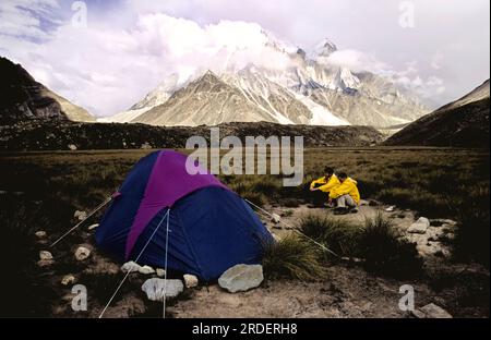 Camp in Tapovan und Peaks Bhagirathi Parbat (6856m.) . Himalaya Garhwal. Uttar Pradesh.Indien.Asien. Stockfoto