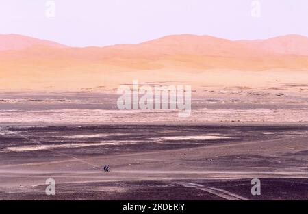 Radfahrer auf der Rennstrecke. Erg Chebbi. Merzouga. Tafilalt. Marokko. Stockfoto