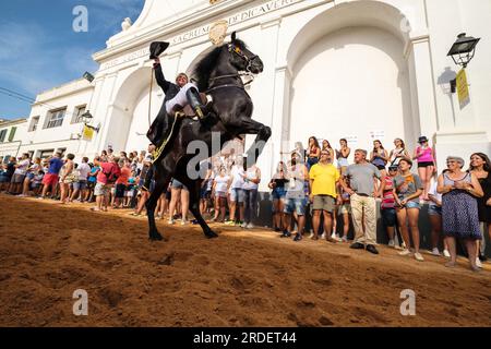 Colcada, Caixers Recollection Ride, Sant Lluís Fests, Sant Lluís Parish Church, neoklassizistischer Stil, hergestellt vom Franzosen Antoine D'Allemand, 17 Stockfoto