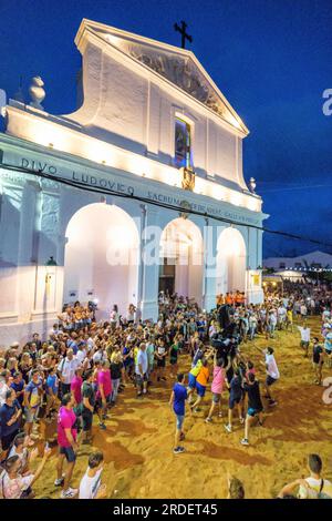 Jaleo, traditioneller Tanz mit Pferden, ursprünglich aus dem 14. Jahrhundert, Feste von Sant Lluís, Gemeindekirche Sant Lluís, neoklassizistischer Stil, ist klar Stockfoto