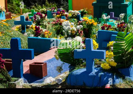 Farbenfrohe Gräber, Feier des Todestages auf dem Generalfriedhof, Santo Tomás Chichicastenango, Republik Guatemala, Mittelamerika Stockfoto