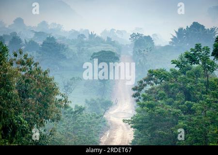 Straße von La Taña nach Lancetillo, Feuchtwald, Sierra de los Cuchumatanes, Quiche, Republik Guatemala, Mittelamerika Stockfoto