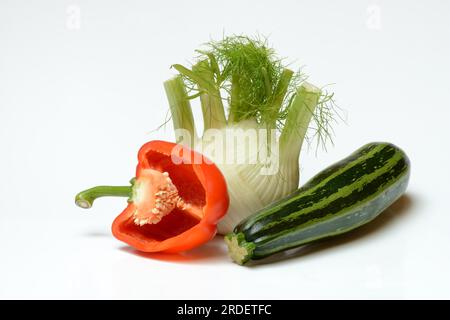 Gemüse, Fenchel, halbierte rote Paprika, Zucchini Stockfoto