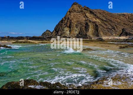 Sandstrand, Felsen, Porto das Salemas, Nordküste, Insel Porto Santo, Madeira Stockfoto