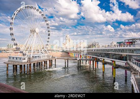 Pier mit Riesenrad am Strand, Den Haag, Niederlande Stockfoto