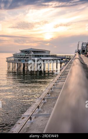 Pier am Strand bei Sonnenuntergang, Den Haag, Niederlande Stockfoto