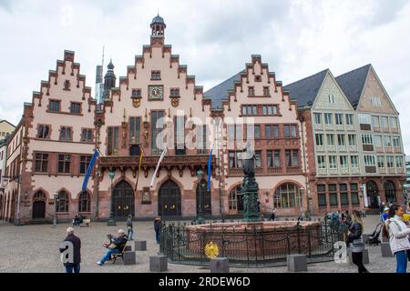 Frankfurt am Main, Deutschland. / April 26 2023 : das mittelalterliche Römergebäude, in dem sich das Rathaus im Zentrum der Altstadt von Frankfurt am Main befindet Stockfoto