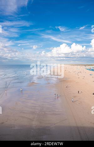 Strand und Meer mit blauem Himmel, Den Haag, Niederlande Stockfoto