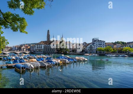 Boote an der Anlegestelle in Limmat, Münsterbrücke und Grossmünster mit Helmhaus und Wasserkirche, Altstadt, Zürich, Schweiz Stockfoto