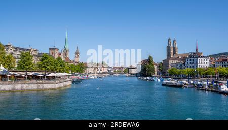 Blick von der Quai-Brücke über die Limmat auf die Türme der Zürcher Altstadt, Zürich, Schweiz Stockfoto