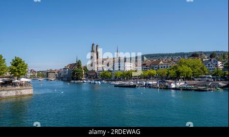 Blick von der Quai-Brücke über die Limmat auf die Türme der Zürcher Altstadt, Zürich, Schweiz Stockfoto