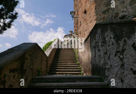 MORCOTE, SCHWEIZ. Die über 400 Stufen Treppe zur Kirche Santa Maria del Sasso Stockfoto