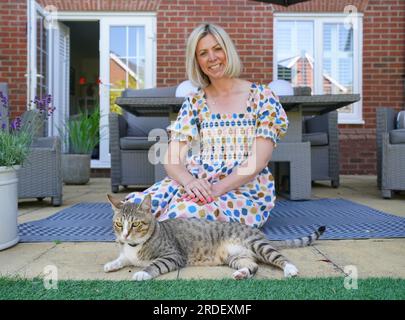 Dave, der Kater, in seinem neuen Zuhause mit Anna Bush, Media Operations Manager der Fußballvereinigung. Das unwahrscheinliche englische Maskottchen der Weltmeisterschaft wird nun die Löwen aus seiner Heimat beobachten, während Dave the Cat sich in seiner neuen Umgebung niederlässt. Obwohl der Fußball vielleicht nicht aus Katar nach Hause gekommen ist, tat es streunender Kater Dave, nachdem die freundliche Katze zu einem festen Favoriten der Mannschaft wurde, als er frei durch Englands Al Wakrah Trainingsbasis lief. Obwohl sie das Viertelfinale durch Frankreich verließen, hatte Dave noch immer die Möglichkeit, nach Großbritannien zu reisen, und wurde schließlich von Football A aufgegriffen Stockfoto