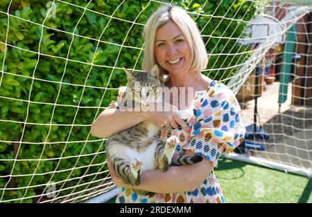 Dave, der Kater, in seinem neuen Zuhause mit Anna Bush, Media Operations Manager der Fußballvereinigung. Das unwahrscheinliche englische Maskottchen der Weltmeisterschaft wird nun die Löwen aus seiner Heimat beobachten, während Dave the Cat sich in seiner neuen Umgebung niederlässt. Obwohl der Fußball vielleicht nicht aus Katar nach Hause gekommen ist, tat es streunender Kater Dave, nachdem die freundliche Katze zu einem festen Favoriten der Mannschaft wurde, als er frei durch Englands Al Wakrah Trainingsbasis lief. Obwohl sie das Viertelfinale durch Frankreich verließen, hatte Dave noch immer die Möglichkeit, nach Großbritannien zu reisen, und wurde schließlich von Football A aufgegriffen Stockfoto