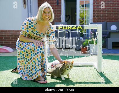 Dave, der Kater, in seinem neuen Zuhause mit Anna Bush, Media Operations Manager der Fußballvereinigung. Das unwahrscheinliche englische Maskottchen der Weltmeisterschaft wird nun die Löwen aus seiner Heimat beobachten, während Dave the Cat sich in seiner neuen Umgebung niederlässt. Obwohl der Fußball vielleicht nicht aus Katar nach Hause gekommen ist, tat es streunender Kater Dave, nachdem die freundliche Katze zu einem festen Favoriten der Mannschaft wurde, als er frei durch Englands Al Wakrah Trainingsbasis lief. Obwohl sie das Viertelfinale durch Frankreich verließen, hatte Dave noch immer die Möglichkeit, nach Großbritannien zu reisen, und wurde schließlich von Football A aufgegriffen Stockfoto