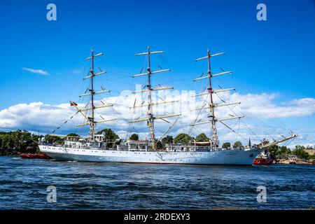 Fredrikstad, Norwegen. 18., Juli 2023. Die überwältigende Großschiffsflotte ist in Fredrikstad in Norwegen angekommen. Hier ist dar Mlodziezy im Wasser zu sehen. (Foto: Gonzales Photo/Ketil Martinsen). Stockfoto