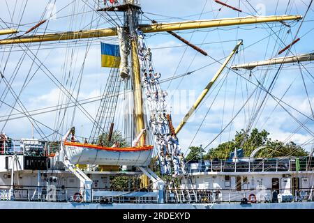 Fredrikstad, Norwegen. 18., Juli 2023. Die überwältigende Großschiffsflotte ist in Fredrikstad in Norwegen angekommen. Hier ist dar Mlodziezy im Wasser zu sehen. (Foto: Gonzales Photo/Ketil Martinsen). Stockfoto