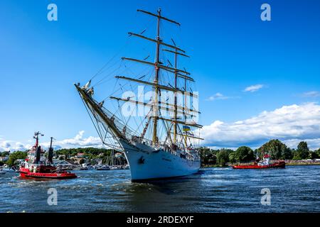 Fredrikstad, Norwegen. 18., Juli 2023. Die überwältigende Großschiffsflotte ist in Fredrikstad in Norwegen angekommen. Hier ist dar Mlodziezy im Wasser zu sehen. (Foto: Gonzales Photo/Ketil Martinsen). Stockfoto