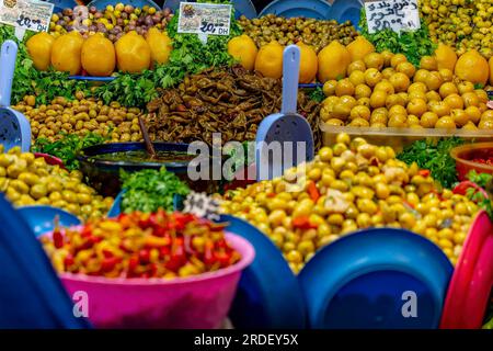 Kleinobst, Gemüse und Fleisch werden auf dem offenen Markt in der blauen Stadt Medina von Fès, Marokko, verkauft Stockfoto