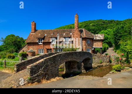 Traditionelle Steinhäuser und die historische Pferdebrücke in Allerford auf dem Holnicote Estate, Somerset, England, Großbritannien Stockfoto