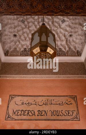 Marokko: Straßeneingang zum Eingang Ben Youssef Madrasa (Medersa Ben Youssef), Medina von Marrakesch, Marrakesch. Der Sultan der Saadier-Dynastie, Abdallah al-Ghalib Billah (1517 - 1574), baute die Madrasa im Jahr 1565 (972 AH). Es war einst das größte islamische College im Maghreb (Nordwestafrika). Stockfoto